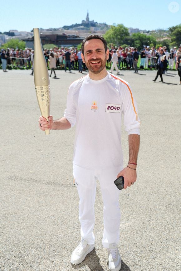 Camille Combal avec la torche lors de la première étape du relais de la flamme olympique à Marseille, France, le 9 mai 2024. Les porteurs de la torche doivent transporter la flamme olympique dans les rues de la cité phocéenne de Marseille, un jour après son arrivée sur le majestueux navire à trois mâts "Belem" pour la cérémonie d'accueil. Le relais de la torche olympique parcourra 12 000 kilomètres (7500 milles) à travers la France. © Dominique Jacovides/Bestimage