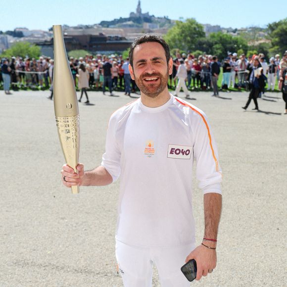 Camille Combal avec la torche lors de la première étape du relais de la flamme olympique à Marseille, France, le 9 mai 2024. Les porteurs de la torche doivent transporter la flamme olympique dans les rues de la cité phocéenne de Marseille, un jour après son arrivée sur le majestueux navire à trois mâts "Belem" pour la cérémonie d'accueil. Le relais de la torche olympique parcourra 12 000 kilomètres (7500 milles) à travers la France. © Dominique Jacovides/Bestimage