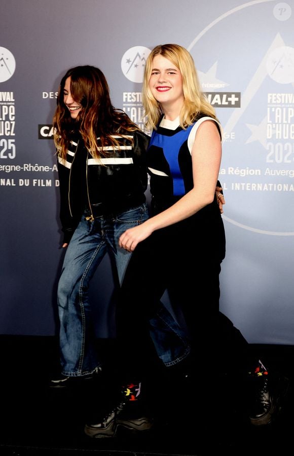 Izïa Higelin (membre du jury), Zaho de Sagazan au photocall de la cérémonie d'ouverture du 28ème Festival International du Film de Comédie à l'Alpe d'Huez le 13 janvier 2025.

© Dominique Jacovides / Bestimage