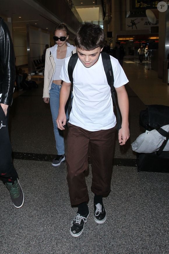 Vanessa Paradis arrive avec ses enfants Lily-Rose Depp et Jack Depp à l’aéroport de LAX à Los Angeles. Lily-Rose Depp est accompagnée de son petit ami Ash Stymest.  Le 21 mars 2016. © Agence / Bestimage