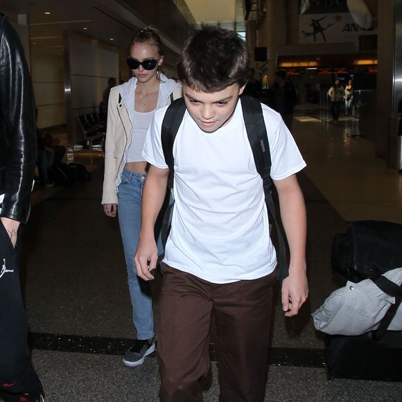 Vanessa Paradis arrive avec ses enfants Lily-Rose Depp et Jack Depp à l’aéroport de LAX à Los Angeles. Lily-Rose Depp est accompagnée de son petit ami Ash Stymest.  Le 21 mars 2016. © Agence / Bestimage