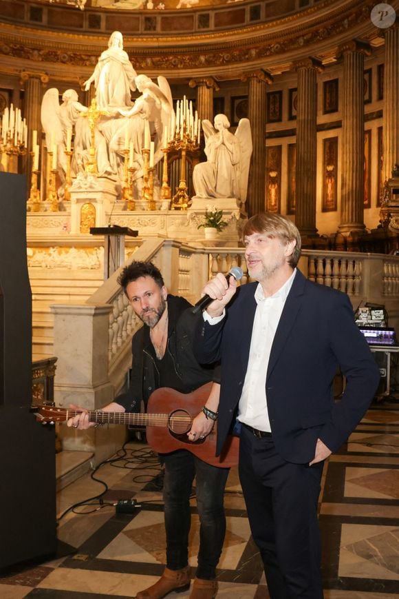 Didier Gustin et son guitariste Elie Gaulin - Le HDC Desperados (moto club Harley Davidson fondé par Johnny Hallyday en 1992) organise une messe en hommage au 7ème anniversaire de la disparition Johnny Hallyday à l'église de la Madeleine à Paris, France, le 5 décembre 2024. © Jack Tribera/Bestimage