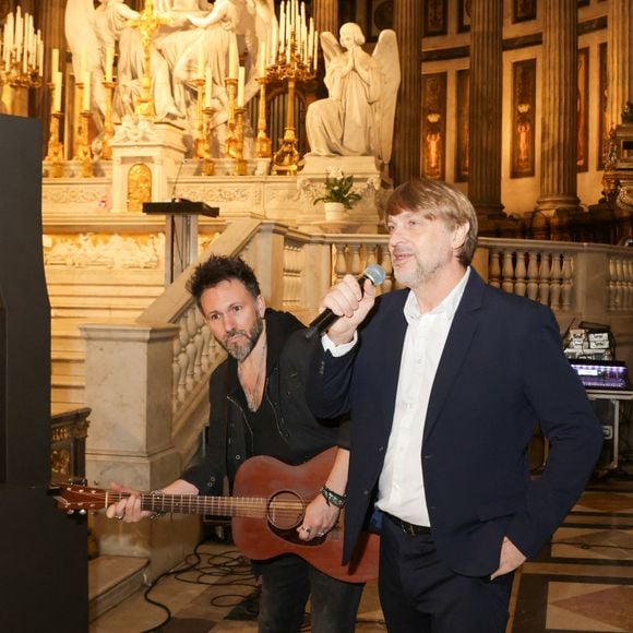 Didier Gustin et son guitariste Elie Gaulin - Le HDC Desperados (moto club Harley Davidson fondé par Johnny Hallyday en 1992) organise une messe en hommage au 7ème anniversaire de la disparition Johnny Hallyday à l'église de la Madeleine à Paris, France, le 5 décembre 2024. © Jack Tribera/Bestimage