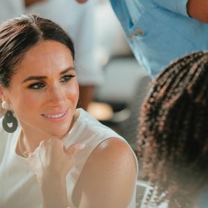 La ville de Porreres à Majorque pense ainsi que la femme du prince Harry s'est fortement inspirée des armoiries de sa commune pour réaliser son logo.

Le prince Harry, duc de Sussex, Meghan Markle, duchesse de Sussex, la vice-présidente Francia Marquez lors d'un sommet en alliance avec The Archewell Foundaiton et Luminate à Bogota, au premier jour de leur visite de 4 jours en Colombie. ©Backgrid USA / Bestimage