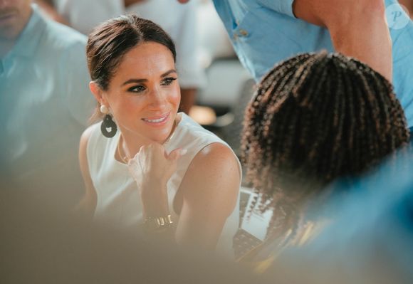 La ville de Porreres à Majorque pense ainsi que la femme du prince Harry s'est fortement inspirée des armoiries de sa commune pour réaliser son logo.

Le prince Harry, duc de Sussex, Meghan Markle, duchesse de Sussex, la vice-présidente Francia Marquez lors d'un sommet en alliance avec The Archewell Foundaiton et Luminate à Bogota, au premier jour de leur visite de 4 jours en Colombie. ©Backgrid USA / Bestimage