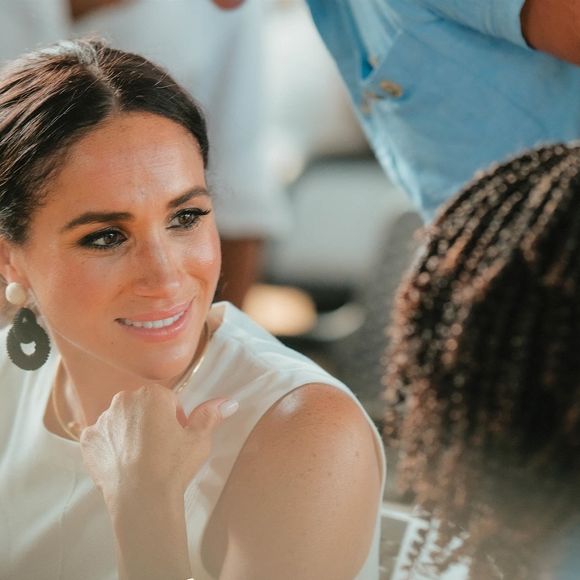 La ville de Porreres à Majorque pense ainsi que la femme du prince Harry s'est fortement inspirée des armoiries de sa commune pour réaliser son logo.

Le prince Harry, duc de Sussex, Meghan Markle, duchesse de Sussex, la vice-présidente Francia Marquez lors d'un sommet en alliance avec The Archewell Foundaiton et Luminate à Bogota, au premier jour de leur visite de 4 jours en Colombie. ©Backgrid USA / Bestimage