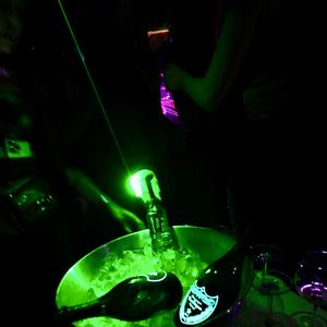 J.Roch a reçu ses amis pour fêter la fermeture de son célèbre club privé, "VIP Room" à Saint-Tropez, après 29 ans d'existence, le 5 avril 2026. Après un dernier week-end de fête, du 3 au 5 avril 2026, le célèbre établissement sera remplacé par le "Lilly's Club".
© Luc Boutria / Nice Matin / Bestimage