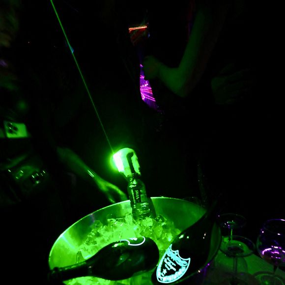 J.Roch a reçu ses amis pour fêter la fermeture de son célèbre club privé, "VIP Room" à Saint-Tropez, après 29 ans d'existence, le 5 avril 2026. Après un dernier week-end de fête, du 3 au 5 avril 2026, le célèbre établissement sera remplacé par le "Lilly's Club".
© Luc Boutria / Nice Matin / Bestimage