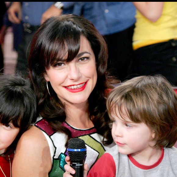 Lio et son fils Diego et ses filles Garance et Léa, lors de l'enregistrement de l'émission "Vivement dimanche" le 28 février 2007.  © Guillaume Gaffiot/Bestimage