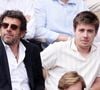 Oscar Bruel reste encore aujourd'hui très marqué par son histoire familiale.

Patrick Bruel et ses fils Oscar et Léon dans les tribunes lors des Internationaux de France de Tennis de Roland Garros © Dominique Jacovides/Bestimage