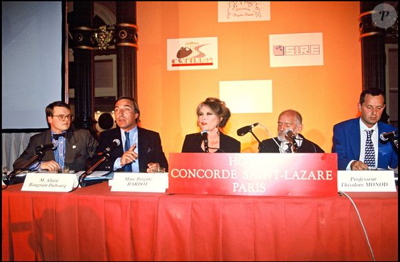 À l’époque âgé de 29 ans, il était tombé sous le charme de cette blonde magnifique, protégée derrière une carapace face aux médias. "Je n’étais pas admiratif de l’actrice, mais j’étais très ému par cette personne qui était malheureuse", a-t-il expliqué.

Archives : Brigitte Bardot et Allain Bougrain-Dubourg  à l'hotel concorde saint lazare à Paris 1994 © BOWEN / BESTIMAGE