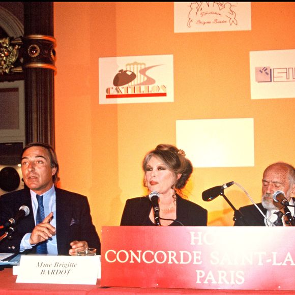 À l’époque âgé de 29 ans, il était tombé sous le charme de cette blonde magnifique, protégée derrière une carapace face aux médias. "Je n’étais pas admiratif de l’actrice, mais j’étais très ému par cette personne qui était malheureuse", a-t-il expliqué.

Archives : Brigitte Bardot et Allain Bougrain-Dubourg  à l'hotel concorde saint lazare à Paris 1994 © BOWEN / BESTIMAGE
