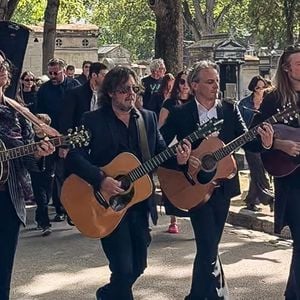Raoul Chichin (2ème en partant de la droite) joue de la guitare à son arrivée pour les obsèques de sa mère Catherine Ringer, la chanteuse des Rita Mitsouko, au cimetière de Montmartre, dans le 18ème arrondissement de Paris, France, le 19 septembre 2026. © Bestimage