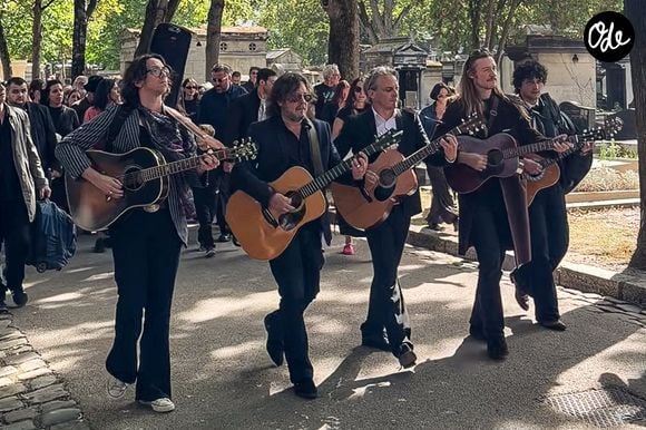 Raoul Chichin (2ème en partant de la droite) joue de la guitare à son arrivée pour les obsèques de sa mère Catherine Ringer, la chanteuse des Rita Mitsouko, au cimetière de Montmartre, dans le 18ème arrondissement de Paris, France, le 19 septembre 2026. © Bestimage