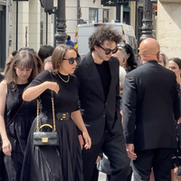 Manon, Ninon et Gaston réunis pour dire au revoir à leur père Thierry Ardisson, les deux jeunes femmes soutenues par leurs maris
