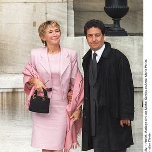 Si elle se dit fière de l'engagement de sa fille, l'actrice a évoqué l'inquiétude qui a pu l'animer "c'était difficile à accepter en tant que parents"
Marie-Anne Chazel et Christian Clavier au mariage civil de Michel Sardou et Anne-Marie Périer à Neuilly, 11/10/99. Crédit Abaca