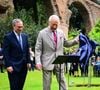 Et pour cause ce lundi 5 mai 2025 marque le 80e anniversaire de l'historique déclaration de Winston Churchill qui marqua la fin de la Seconde Guerre mondiale sur le continent européen.
Le roi Charles III d'Angleterre, plante un arbre dans les jardins de la Villa Wolkonsky à Rome, le 10 avril 2025 © Imago / PsnewZ / Bestimage
