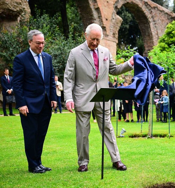Et pour cause ce lundi 5 mai 2025 marque le 80e anniversaire de l'historique déclaration de Winston Churchill qui marqua la fin de la Seconde Guerre mondiale sur le continent européen.

Le roi Charles III d'Angleterre, plante un arbre dans les jardins de la Villa Wolkonsky à Rome, le 10 avril 2025 © Imago / PsnewZ / Bestimage