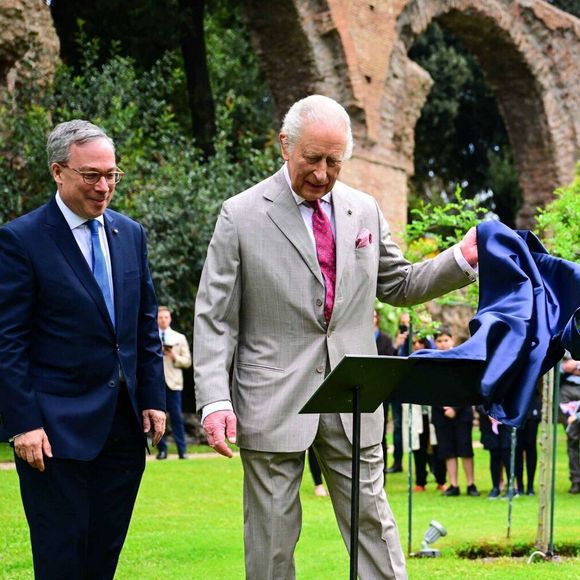 Et pour cause ce lundi 5 mai 2025 marque le 80e anniversaire de l'historique déclaration de Winston Churchill qui marqua la fin de la Seconde Guerre mondiale sur le continent européen.

Le roi Charles III d'Angleterre, plante un arbre dans les jardins de la Villa Wolkonsky à Rome, le 10 avril 2025 © Imago / PsnewZ / Bestimage