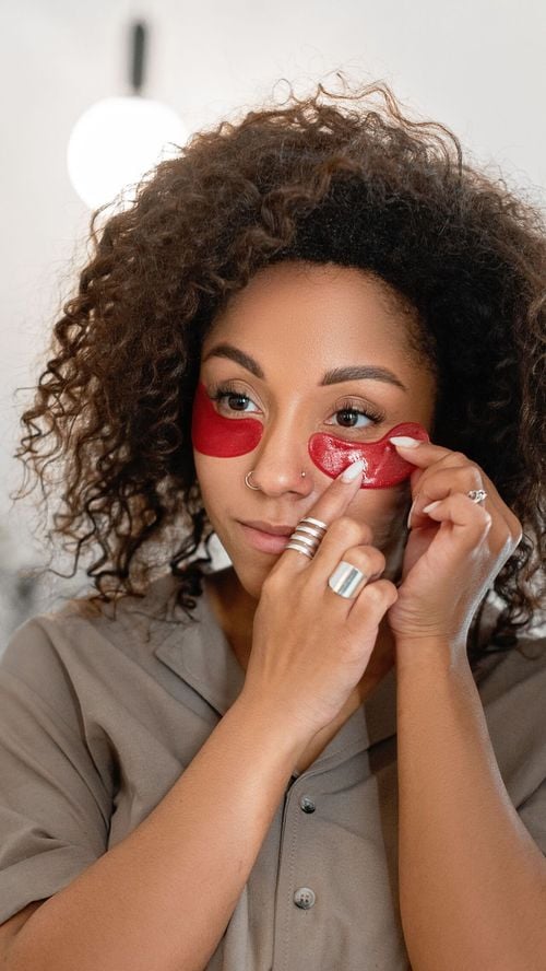 Envie d'un regard plus frais rapidement ? Découvrez nos 10 patchs préférés
