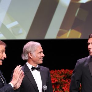 Ezio Greggio, Paul Belmondo et son fils Victor - Soirée de clôture du 20eme Monte Carlo Film Festival de la Comédie, au Grimaldi Forum à Monaco. Le 29 avril 2023. 
© Claudia Albuquerque / Bestimage