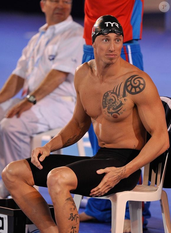 Sur sa story Instagram publiée le samedi 30 août, on le découvre avec un genou gonflé, immobilisé dans une genouillère...

Frederick Bousquet au depart du relais masculin 4x50m 4 nages lors des Championnats d' Europe de Natation a Chartres le 22 novembre 2012. © Agence / Bestimage