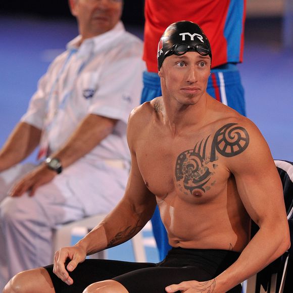 Sur sa story Instagram publiée le samedi 30 août, on le découvre avec un genou gonflé, immobilisé dans une genouillère...

Frederick Bousquet au depart du relais masculin 4x50m 4 nages lors des Championnats d' Europe de Natation a Chartres le 22 novembre 2012. © Agence / Bestimage