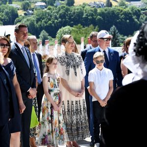 Le prince Albert II de Monaco, la princesse Charlène de Monaco, le prince Jacques de Monaco, marquis des Baux, et la princesse Gabriella de Monaco, comtesse de Carladès, ont été accueillis à Vic-sur-Cère, dans le Cantal, en France, le 9 juillet 2025. © Bruno Bebert/Bestimage