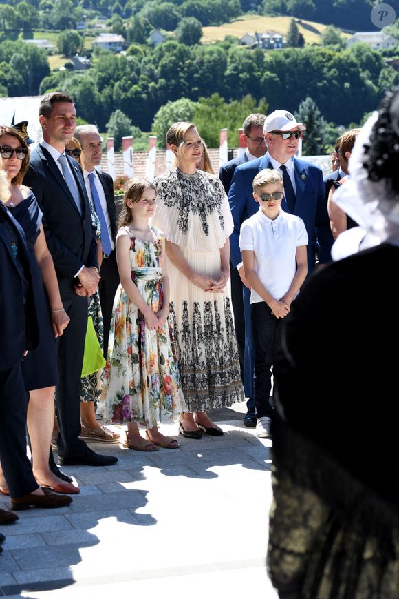 Le prince Albert II de Monaco, la princesse Charlène de Monaco, le prince Jacques de Monaco, marquis des Baux, et la princesse Gabriella de Monaco, comtesse de Carladès, ont été accueillis à Vic-sur-Cère, dans le Cantal, en France, le 9 juillet 2025. © Bruno Bebert/Bestimage