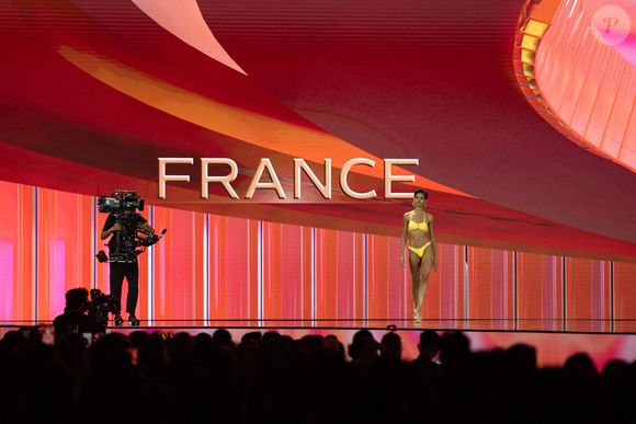 Miss Univers inclura quand même une candidate française

Eve Gilles, candidate française, pose en maillot de bain lors de la 74ème compétition Miss Univers 2025, au Centre d'exposition et de convention IMPACT, le 19 novembre 2025 à Bangkok, Thaïlande. Photo by Teera Noisakran/SPUS/ABACAPRESS.COM