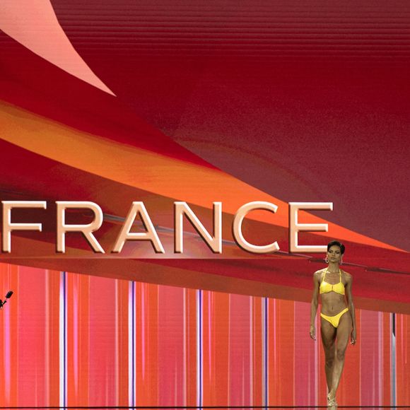 Miss Univers inclura quand même une candidate française

Eve Gilles, candidate française, pose en maillot de bain lors de la 74ème compétition Miss Univers 2025, au Centre d'exposition et de convention IMPACT, le 19 novembre 2025 à Bangkok, Thaïlande. Photo by Teera Noisakran/SPUS/ABACAPRESS.COM