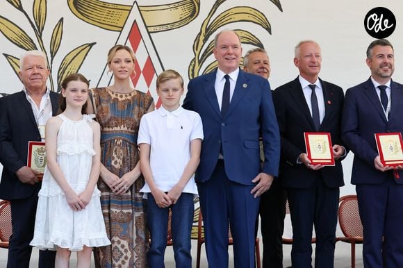 Tenues et ports de tête impeccables, Jacques et Gabriella ont ainsi assisté à plusieurs festivités tout au long de la journée, ainsi qu'à un discours de leur père, le prince Albert de Monaco.

Le prince Albert II de Monaco, la princesse Charlène de Monaco, la princesse Gabriella de Monaco et le prince Jacques de Monaco lors de la 7ème rencontres des sites historiques Grimaldi sur la place du palais princier à Monaco le 13 juin 2026. 

© Claudia Albuquerque