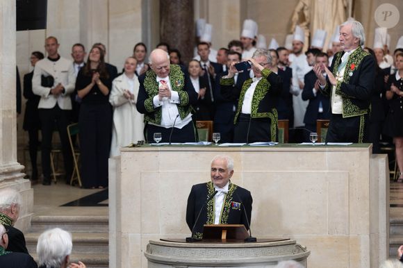 Bien qu'élu en novembre 2024 et confirmé par Emmanuel Macron, ce n'est, en effet, que cette semaine que le cuisinier de la Monnaie de Paris a reçu ses attributs d'académicien.


Guy Savoy - Le chef français multi étoile, Guy Savoy, vient d'être officiellement installé comme membre de l'Académie des Beaux-Arts. 

© Julien Sarkissian/Bestimage