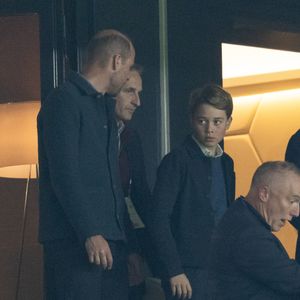 Le prince William, prince de Galles, et son fils, le prince George de Galles, assistent au match aller du quart de finale de Ligue des champions entre le PSG et Aston Villa (3-1) au Parc des Princes à Paris le 9 avril 2025. © Cyril Moreau/Bestimage