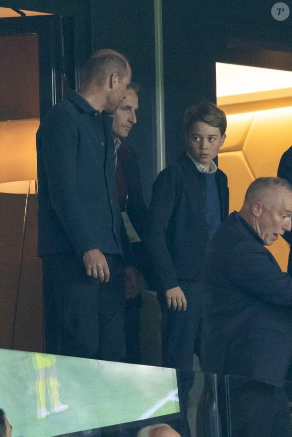 Le prince William, prince de Galles, et son fils, le prince George de Galles, assistent au match aller du quart de finale de Ligue des champions entre le PSG et Aston Villa (3-1) au Parc des Princes à Paris le 9 avril 2025. © Cyril Moreau/Bestimage