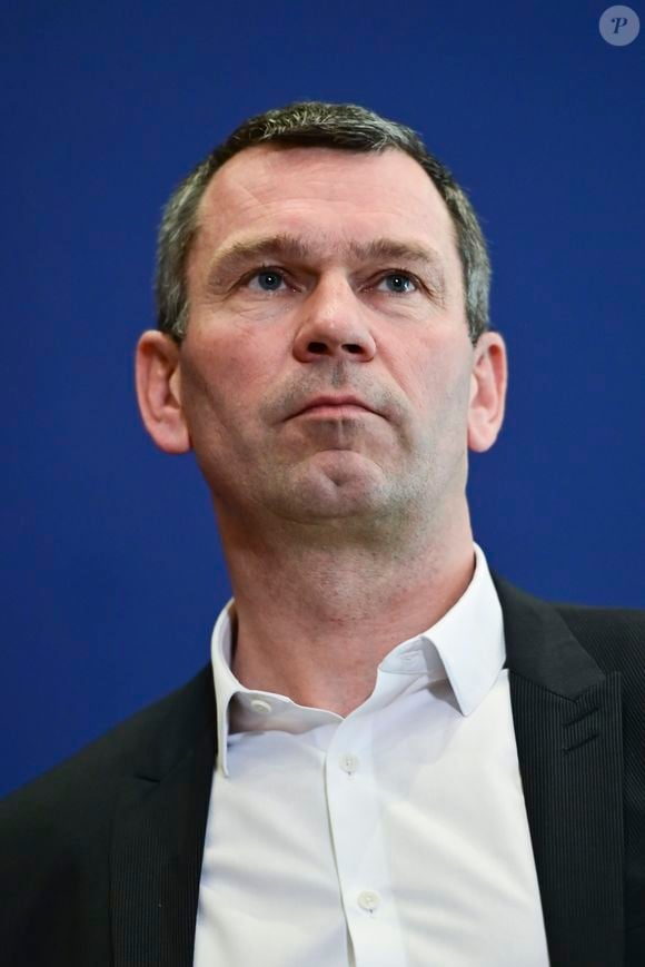 Le patron d'Intermarché, qui voit les projecteurs braqués sur lui depuis le succès planétaire de la publicité du loup "mal aimé" proposée par son enseigne, est très engagé dans sa commune.

Thierry COTILLARD - President de ITM ALIMENTAIRE INTERNATIONAL - Conférence de presse sur le coronavirus Covid-19 au ministère de l'économie le 15 mars 2020.
© JB Autissier / Panoramic / Bestimage