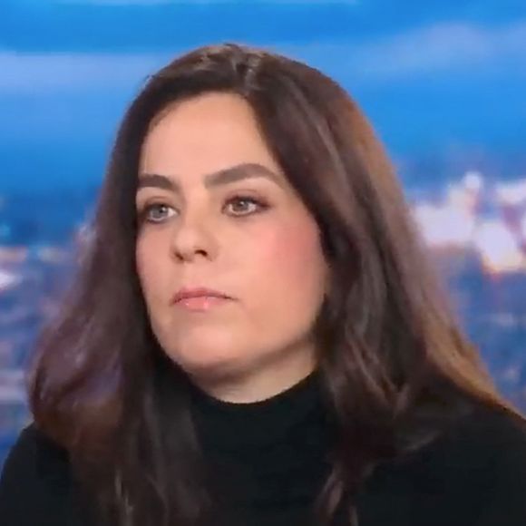 Il se tiendra le 17 mars 2026 et concerne un enregistrement audio d'une conversation entre Anouchka et Alain Delon

Captures d'écran d'Anouchka Delon qui a pris la parole face aux dernières accusations de son frère, Anthony sur le plateau du JT de Audrey Crespo-Mara sur TF1 le 7 janvier 2023.
Une famille qui se déchire. Depuis maintenant quatre jours, une guerre entre Anouchka et Anthony Delon a éclaté. Ce jeudi 4 janvier, dans les colonnes de Paris Match, Anthony Delon a déclaré avoir posé une main courante contre sa soeur. Il lui reproche d'avoir dissimulé l'état de santé de leur père, Alain Delon, qui aurait passé des tests et ne serait plus lucide : "Elle nous a caché ces résultats pour des intérêts personnels", s'était-il exclamé. Face à ces accusations, Anouchka Delon a porté plainte pour diffamation, dénonciation calomnieuse, menace et harcèlement.
Mais cela ne s'arrête pas là. Vendredi dernier, Anthony Delon a accusé sa soeur d'encourager leur père à quitter la France pour aller vivre en Suisse. Et d'après lui, les raisons sont purement fiscales. "La crainte de ma soeur, c’est qu’il soit redéfini comme citoyen français", a-t-il précisé. Invitée sur le plateau de TF1 dans le journal de 20h, Anouchka Delon a pris la parole ce dimanche 7 janvier pour répondre à ces attaques. "Depuis l'AVC de mon père, mes frères et moi avions accès aux mêmes informations, je ne vois pas pourquoi j'aurais dissimulé ce genre d'informations, cela lui appartient. Tout ce qui sort dans la pesse ou à la télévision lui appartient. Je n'ai pas menti, je n'avais pas accès à ces informations", a-t-elle affirmé. TF1 via Bestimage