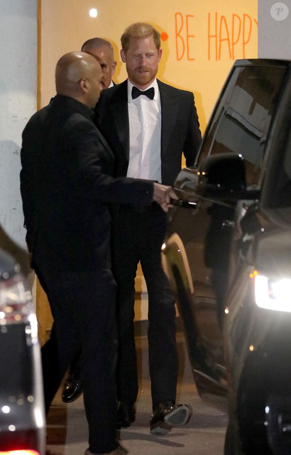 Exclusif - Le prince Harry, duc de Sussex, et John Travolta assistent à la cérémonie des Légendes Vivantes de l'Aviation à Beverly Hills, le 25 avril 2025. 

©Coleman-Rayner / Bestimage