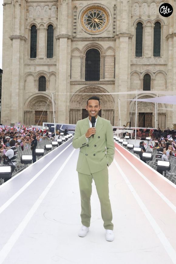 Mohamed Bouhafsi lors du dernier relais de La Flamme Olympiques avant la cérémonie d'ouverture des Jeux Olympiques de Paris 2024 à Saint-Denis, Seine Saint-Denis, France, le 26 juillet 2024. Crédit Melloul-Tribeca/Bestimage