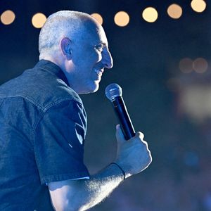 Exclusif - Enregistrement de l'émission "L'humour à la plage" pour la 2eme édition du festival de Juan les Pins à la pinède Gould le 27 juin 2025. C'est l'humoriste français Kev Adams qui a initié et mis en scène ce festival dans la ville de ses grand-parents où il a passé ses vacances quand il était plus jeune. Sa grand-mère fait partie du Show aux côtés d'un plateau d'humoristes exceptionnels.
Après le succès de la première édition, TF1 et Kev Adams vous donnent rendez-vous pour une nouvelle soirée d’humour inédite et festive. Tourné face à la mer, dans l’écrin magique de la pinède Gould à Juan-les-Pins, « L’Humour à la Plage » revient pour une 2e édition encore plus ambitieuse : un grand show à ciel ouvert, pour rire ensemble et démarrer l’été en beauté. 
Une carte postale en guise de scène avec une ambiance unique; Imaginé comme une véritable fête de l’humour à ciel ouvert, sous les pins, les pieds dans le sable et la tête dans les étoiles, « L’Humour à la Plage » rassemble le temps d’un soir les plus grands noms de l’humour avec des duos inédits, des sketchs exclusifs, des impros, des happenings, des surprises… et une énergie communicative portée par un public survolté. 
Une programmation exceptionnelle qui donne le sourire; Pour cette 2ème édition, Kev Adams s’est entouré de Gad Elmaleh, Camille Lellouche, Maxime Gasteuil, Élodie Poux, Franck Dubosc, Marine Leonardi, Anne Roumanoff, Chantal Ladesou, Marie s’infiltre, Nino Arial, Az, Titoff, Kody… Et de nombreux invités-surprise que vous n’avez jamais vus sur la scène d’un gala d’humour.
Un spectacle familial, solaire et intergénérationnel; Conçu pour rassembler toutes les générations, « L’Humour à la Plage » promet de faire du rire un moment de fête. Un show festif, solaire, et populaire, à savourer ensemble pour bien démarrer l’été.
L'émission du e gala « L'Humour à la Plage » sera diffusése sur TF1 le 15 juillet à 21h10 pour une soirée unique de rires et de surprises ! © Bruno Bebert / Bestimage