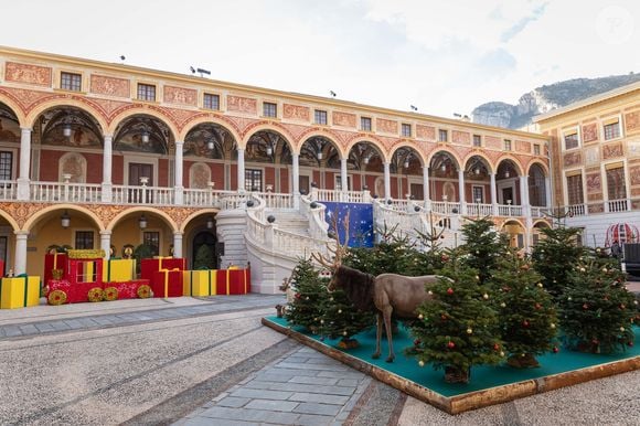 La famille princière de Monaco offre les traditionnels cadeaux de Noël aux enfants monégasques dans la Cour du Palais Princier, le 18 décembre 2024. 
© Olivier Huitel / Pool Monaco / Bestimage