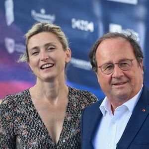 Julie Gayet et l'ancien président François Hollande assistent à l'avant-première de Le Proces Goldman dans le cadre du 16e Festival du film d'Angoulême le 25 août 2023 à Angoulême, France Photo by Franck Castel/ABACAPRESS.COM