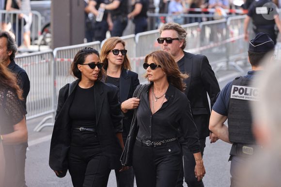 Alex Vizorek, Faustine Bollaert assistant aux funérailles de Thierry Ardisson à l'église Saint Roch à Paris, France, le 17 juillet 2025. Thierry Ardisson, journaliste, animateur et producteur de télévision français connu sous le nom de "Man in Black", est décédé à l'âge de 76 ans des suites d'un cancer le 14 juillet. Photo par Abacapress.com