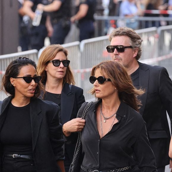 Alex Vizorek, Faustine Bollaert assistant aux funérailles de Thierry Ardisson à l'église Saint Roch à Paris, France, le 17 juillet 2025. Thierry Ardisson, journaliste, animateur et producteur de télévision français connu sous le nom de "Man in Black", est décédé à l'âge de 76 ans des suites d'un cancer le 14 juillet. Photo par Abacapress.com
