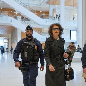 Fanny Ardant quitte le procès de Gérard Depardieu pour agressions sexuelles sur deux femmes lors d'un tournage de film en 2021 au tribunal correctionnel de Paris, France, le 24 mars 2025. Depardieu, 76 ans, qui a réalisé plus de 200 films et séries télévisées, a été accusé de comportement inapproprié par une vingtaine de femmes, mais c'est la première affaire à être jugée. Les deux plaignantes - Amélie, 54 ans, décoratrice, et Sarah (nom modifié), 34 ans, assistante réalisatrice - allèguent une agression sexuelle lors du tournage en 2021 de « Les Volets Verts » du réalisateur Jean Becker. © Yehiel Chekroune/Bestimage