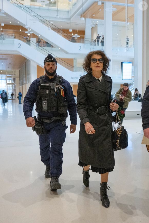Fanny Ardant quitte le procès de Gérard Depardieu pour agressions sexuelles sur deux femmes lors d'un tournage de film en 2021 au tribunal correctionnel de Paris, France, le 24 mars 2025. Depardieu, 76 ans, qui a réalisé plus de 200 films et séries télévisées, a été accusé de comportement inapproprié par une vingtaine de femmes, mais c'est la première affaire à être jugée. Les deux plaignantes - Amélie, 54 ans, décoratrice, et Sarah (nom modifié), 34 ans, assistante réalisatrice - allèguent une agression sexuelle lors du tournage en 2021 de « Les Volets Verts » du réalisateur Jean Becker. © Yehiel Chekroune/Bestimage