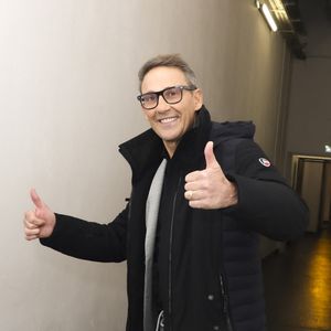 L’animateur a précisé que les médecins sont compétents et que tout s’est bien passé.

Exclusif - Julien Courbet, en backstage de l’émission « TPMP » La dernière sur C8,  présentée par C.Hanouna et diffusée en direct sur C8, Paris, France, le 27 fevrier 2025. © Jack Tribeca / Bestimage