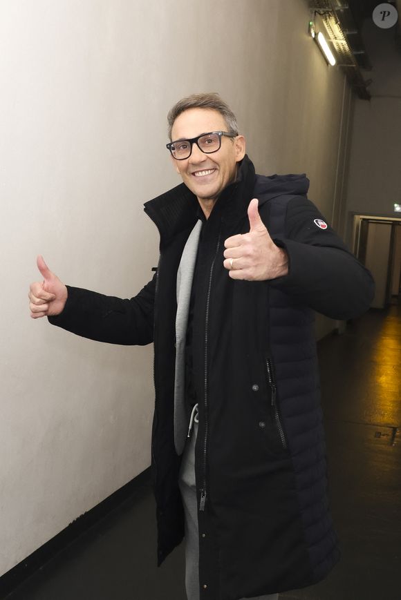 L’animateur a précisé que les médecins sont compétents et que tout s’est bien passé.

Exclusif - Julien Courbet, en backstage de l’émission « TPMP » La dernière sur C8,  présentée par C.Hanouna et diffusée en direct sur C8, Paris, France, le 27 fevrier 2025. © Jack Tribeca / Bestimage