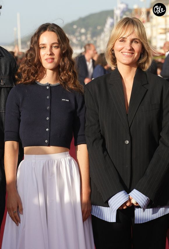 Elle souhaite "tracer son propre sillon" et construire sa propre identité artistique.

Tess Barthélemy et Judith Godrèche - Arrivées des personnalités sur le tapis rouge lors de la 40ème édition du Festival de Cabourg "Journées romantiques" le 13 juin 2026. © Coadic Guirec / Bestimage