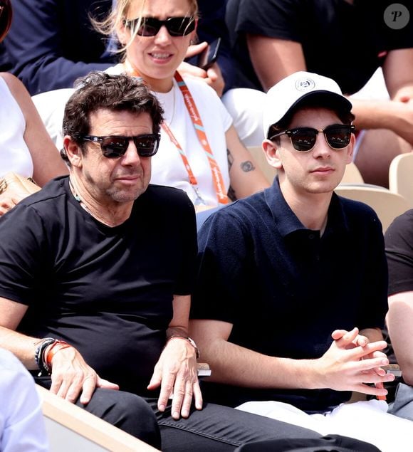 Patrick Bruel et ses fils Léon et Oscar dans les tribunes des Internationaux de France de tennis de Roland Garros 2024 à Paris, France, le 4 juin 2024. © Jacovides-Moreau/Bestimage